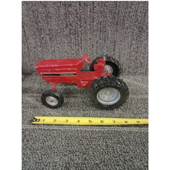 1:16th Scale International Tractor By Ertl - Picture 2 of 2